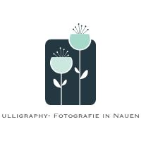 Grafik mit zwei stilisierten Blumen und Text "ULLIGRAPHY- FOTOGRAFIE IN NAUEN".
