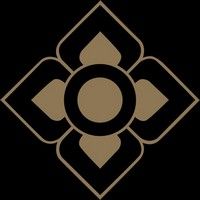 Símbolo geométrico con forma de flor en tonos marrón y negro sobre fondo negro.