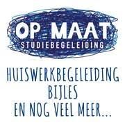 Blauw logo met tekst: "Op Maat Studiebegeleiding: huiswerkbegeleiding, bijles en nog veel meer."