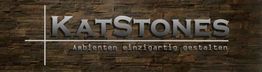 KatStones Logo auf Steinwandhintergrund mit Slogan: "Ambienten einzigartig gestalten".