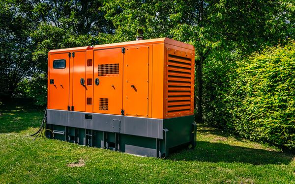 Notstromaggregat auf einer Wiese