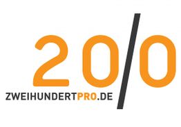 Logo mit der Aufschrift "200" und "Zweihundertpro.de" in Schwarz und Orange.