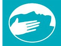 Ilustración de una mano sobre una garganta en un círculo blanco con fondo azul.