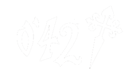 Números "042" en un estilo de caligrafía medieval con un diseño de cruz a la derecha.