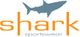 Logo mit einem grauen Hai über dem Schriftzug "Shark Sportswear" in Orange und Grau.