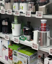 Scaffali di un negozio con diversi modelli di frullatori e centrifughe in esposizione.