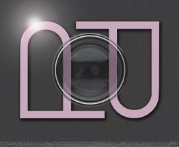 Logo mit stilisierten rosa Buchstaben und einer Linse vor dunklem Hintergrund.