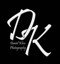 Logo mit den Initialen "DK" und dem Text "Daniel Klees Photography" auf schwarzem Hintergrund.