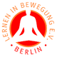 Logo mit stilisiertem Menschen in Lotusposition, umgeben von "Lernen in Bewegung e.V. Berlin".