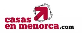 Logotipo de "casas en menorca.com" con una flecha roja apuntando hacia arriba a la derecha.
