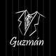 Dibujo de un traje blanco sobre fondo negro, con la palabra "Guzmán" en letra cursiva.