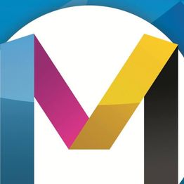 Letra "M" multicolorida com fundo branco e formas azuis no topo.