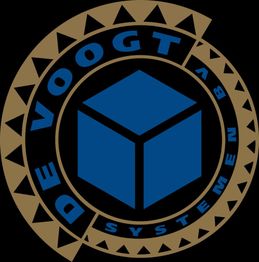 Logo van De Voogt Systemen BV met een blauwe kubus en cirkelvormige tekst op een donkere achtergrond.