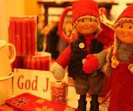 God Jul - Schöne Weihnachten. Accessoires wie rote und weiße Kerzen, Etuis und dänische Weihnachtspu