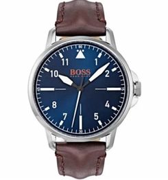 Reloj analógico con esfera azul, agujas plateadas y correa marrón. Marca en la esfera.