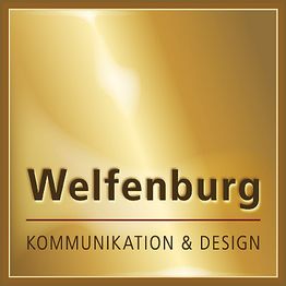 Logo mit Goldhintergrund, Text: "Welfenburg Kommunikation & Design" in Braun und Rot.
