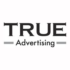 Schwarz-weißes Logo mit der Aufschrift "TRUE Advertising" in serifenloser Schrift.