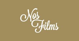 Texte "Nos Films" stylisé en blanc sur fond marron clair.