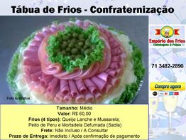 Tábua de frios com queijos, presunto, azeitonas e ervilhas em apresentação colorida.