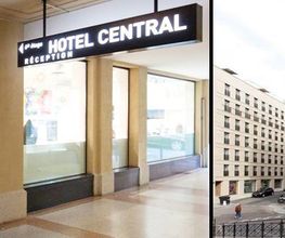 Hotel Central: Eingang mit Schild und mehrstöckiges Gebäude an einer Straßenecke in der Stadt.