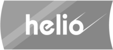 Logo mit dem Schriftzug "helio" auf grauem Hintergrund mit diagonalen Linien.
