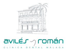 Boceto del edificio de la Clínica Dental Avilés Román con una palmera al lado.