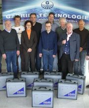 Ausgebildete Gabriel-Objekt-Berater mit ihrem hochwertigen Mess-Equipment