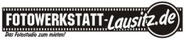 Schwarzes Logo mit Text: "FOTOWERKSTATT-Lausitz.de. Das Fotostudio zum mieten!"