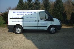 Weißer Lieferwagen mit der Aufschrift "Kurierdienst Neumann" und Kontaktdaten an der Seite.