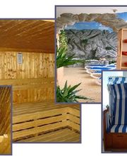 Collage mit Sauna, Strandkorb und Poolbereich mit Liegestühlen und Pflanzen.