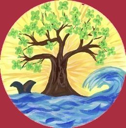 Baum mit grünem Laub, umgeben von Wellen und Sonne, vor bordeauxrotem Hintergrund.