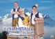 Drei Männer in Tracht mit Instrumenten vor schneebedeckten Bergen, Bandname: "Die Chambtaler".