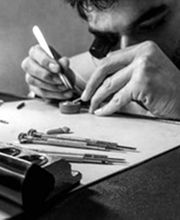 Orologiaio al lavoro con strumenti di precisione.