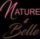 Texte stylisé "Nature et Belle", en rose et marron, sur fond noir.