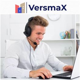 Mann mit Headset arbeitet am Laptop, VersmaX-Logo oben.