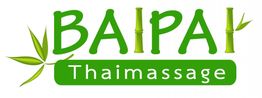Logo mit grünem Text: "BAIPAI Thaimassage", dekoriert mit Bambus und Blättern.