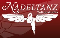 Logo von "Nadeltanz Tattoostudio" mit weißem Phönix auf rotem Hintergrund.