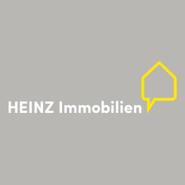 Graues Logo mit weißem Text "HEINZ Immobilien" und gelbem Umriss eines Hauses rechts.