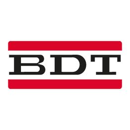 Logo mit den Buchstaben "BDT" in Schwarz auf weißem Hintergrund, umrahmt von zwei roten Linien.