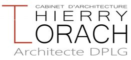 Logo : Cabinet d'Architecture Thierry Lorach, Architecte DPLG, texte noir et rouge sur fond blanc.