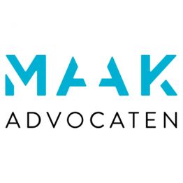 MAAK Advocaten logo met de tekst in blauwe en zwarte letters op een witte achtergrond.