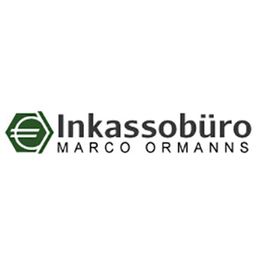 Logo des Inkassobüros Marco Ormanns mit grünem Symbol eines Euro-Symbols im Sechseck.