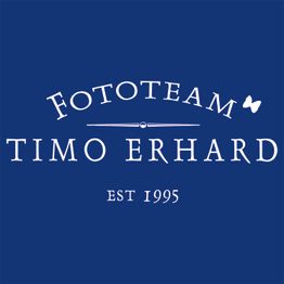 Logo mit Text: "Fototeam Timo Erhard, Est 1995" auf dunkelblauem Hintergrund.