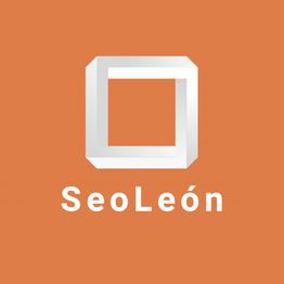 Logo de SeoLeón en fondo naranja con un diseño geométrico blanco encima del texto.