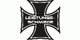Schwarzes Eisernes Kreuz mit weißem Rand und Text "Leistungs-Schmiede" in der Mitte.
