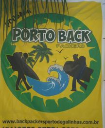 Banner com ilustração de mochileiros e palmeira sobre sol e ondas, texto "Porto Back Packers".