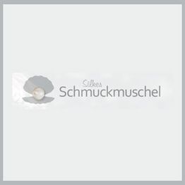 Logo mit Muschel, Perle und dem Text "Silkes Schmuckmuschel" auf grauem Hintergrund.