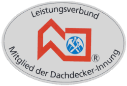 Ovales Logo mit rotem Dachsymbol und Text: "Leistungsverbund, Mitglied der Dachdecker-Innung".
