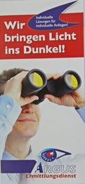 Person mit Fernglas, Text: "Wir bringen Licht ins Dunkel!", Werbung für Ermittlungsdienst.