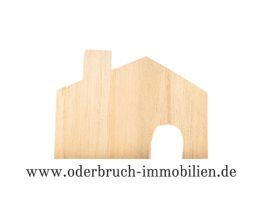 Holzhaus-Silhouette vor weißem Hintergrund mit Webseite: www.oderbruch-immobilien.de.